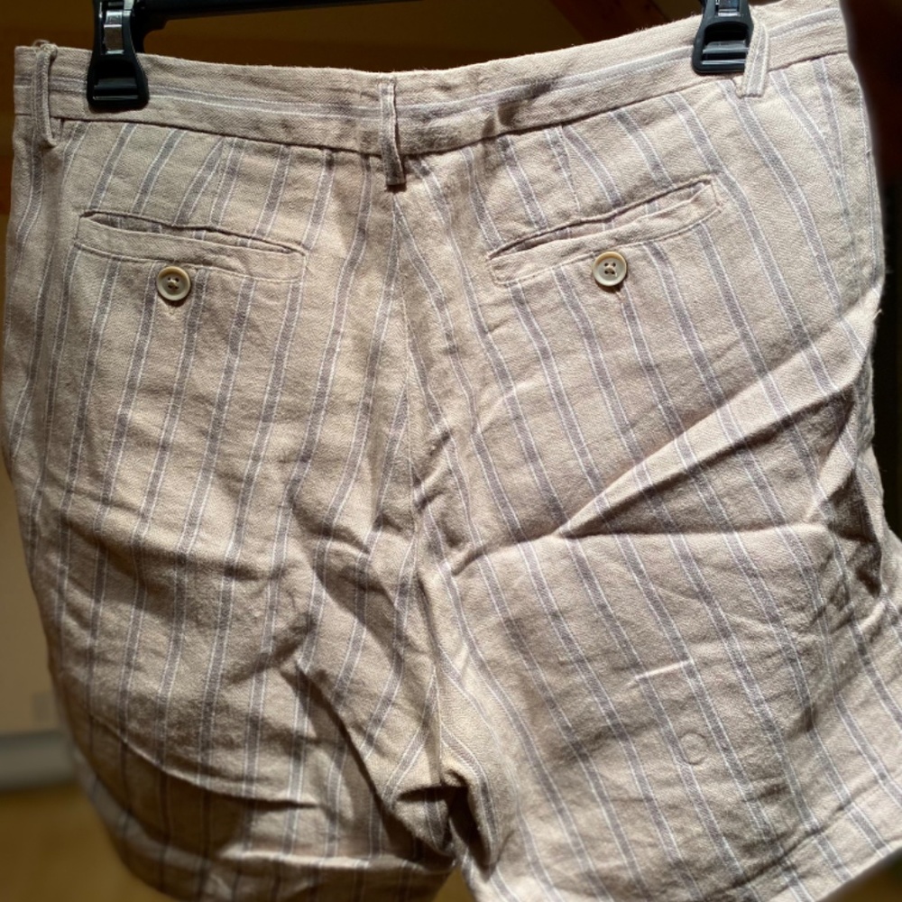 Linen shorts in cream with gray stripes - Picture 5 of 7